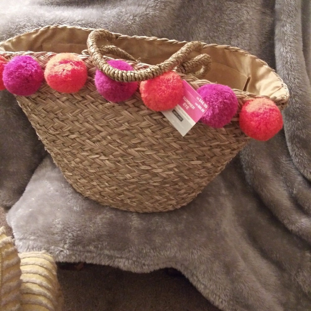 Fun pom pom summer draw tote